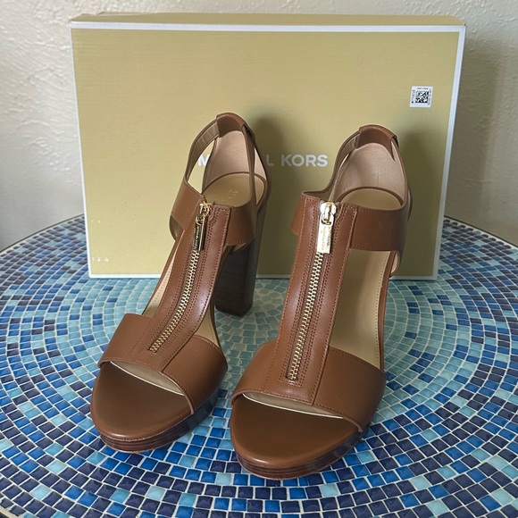 Michael Kors Sandals Size 10 in the color Luggage - Picture 8 of 8